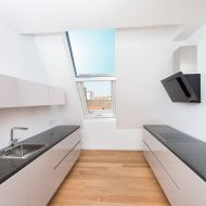 Voor in keukens of vochtige ruimtes biedt FAKRO PVC dakvensters aan